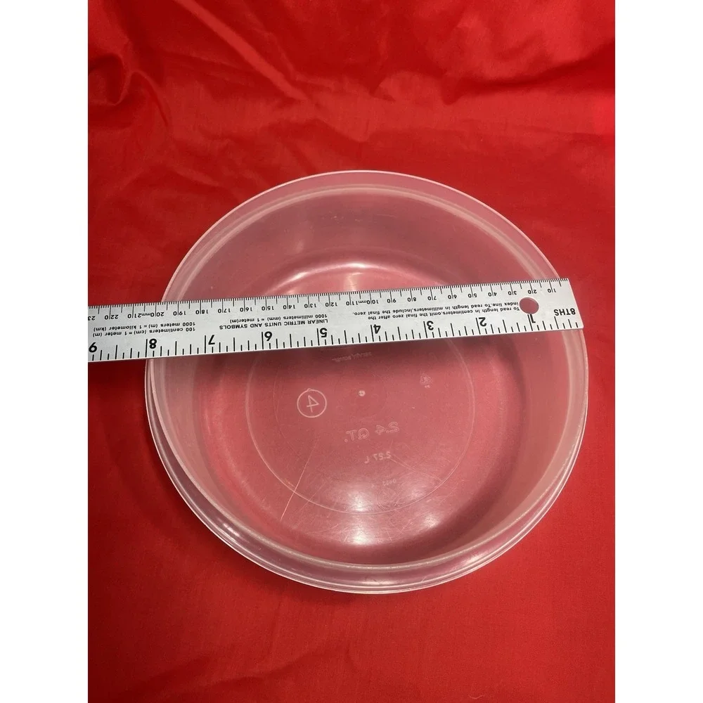 TWO Rubbermaid #4 Servin Saver Round 2.4 Qts Container Bowls w/Lids